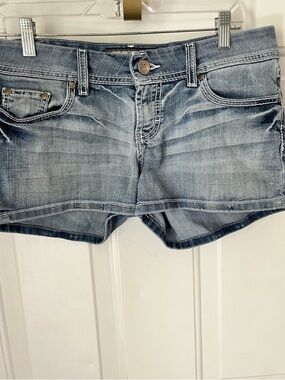 BKE Buckle Sabrina Stretch Jean Shorts Women’s 29 Blue Light Wash Denim